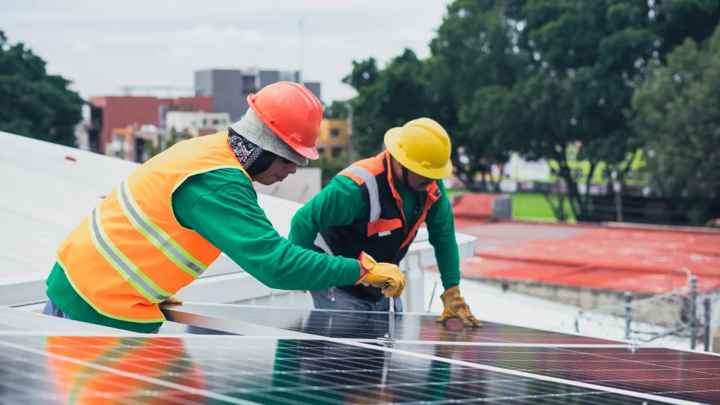 Solar panels being installed on a rooftop for a carpa inteligente con panel solar, providing clean energy.