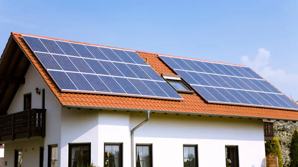 A modern house with roof-mounted solar panels, optimized to achieve 4.863 kW of solar energy.