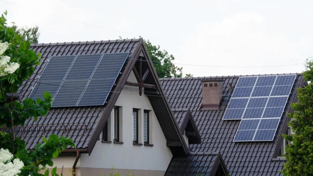 Multiple houses equipped with solar panels, illustrating variations in system size needed to achieve 4.863 kW.